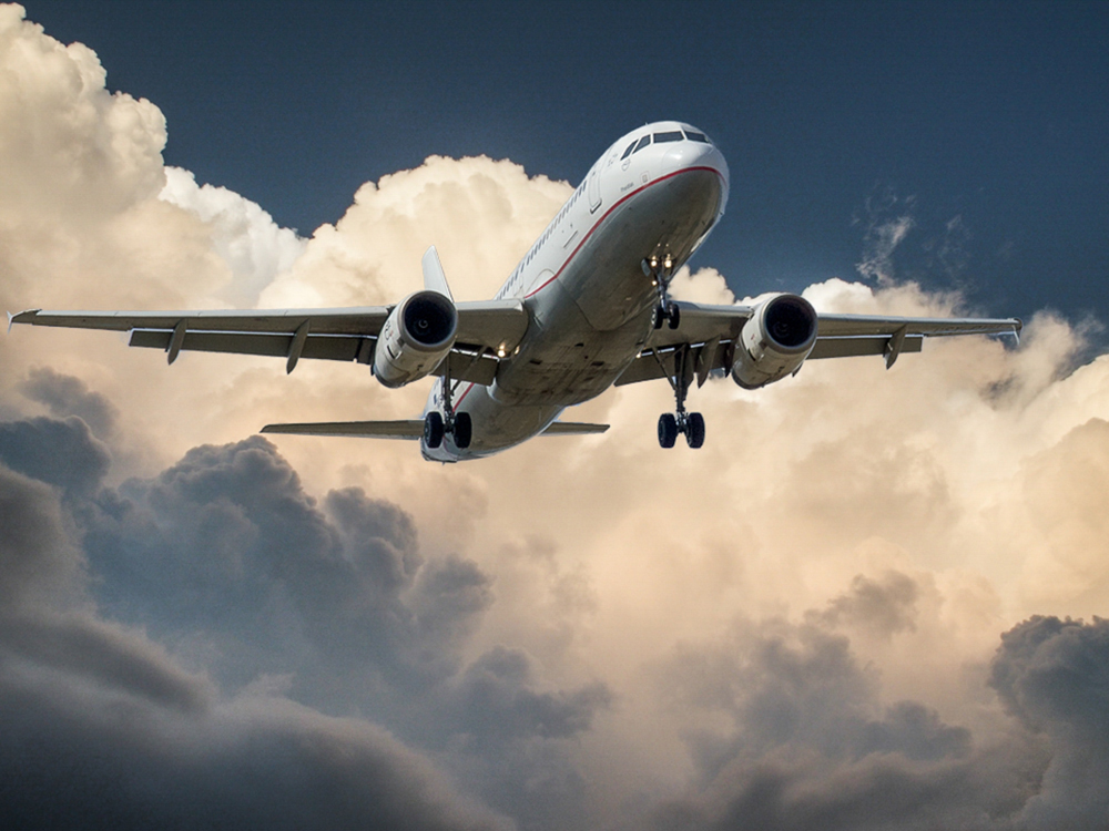 Ein Flugzeug transportiert die Güter zum vereinbarten Bestimmungsort